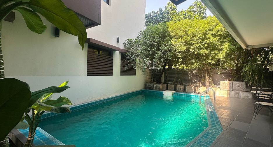 À louer 3 chambres maison de ville à Khlong Toei, Bangkok
