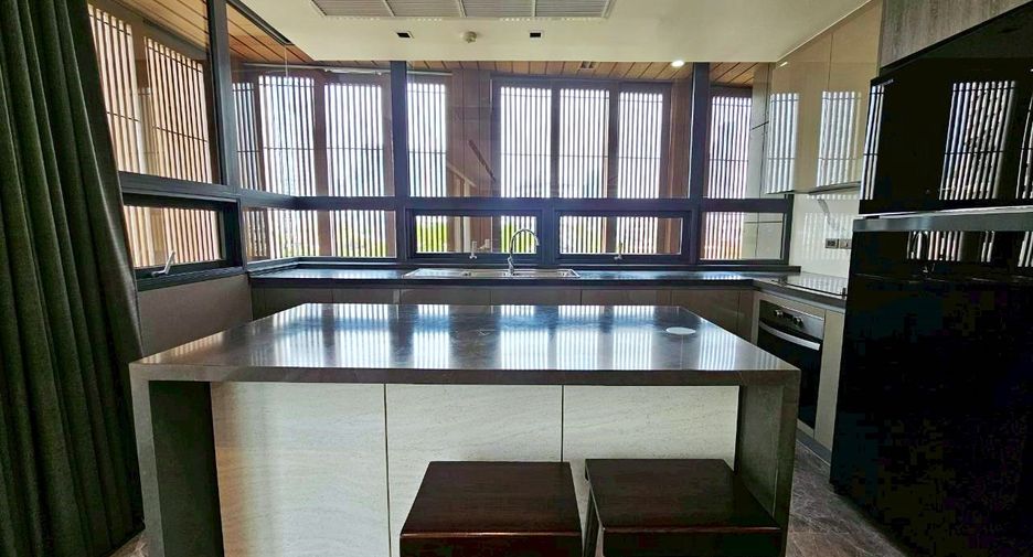 For rent 3 ベッドルーム condo in Khlong Toei, Bangkok