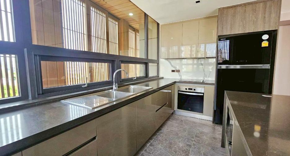 For rent 3 ベッドルーム condo in Khlong Toei, Bangkok