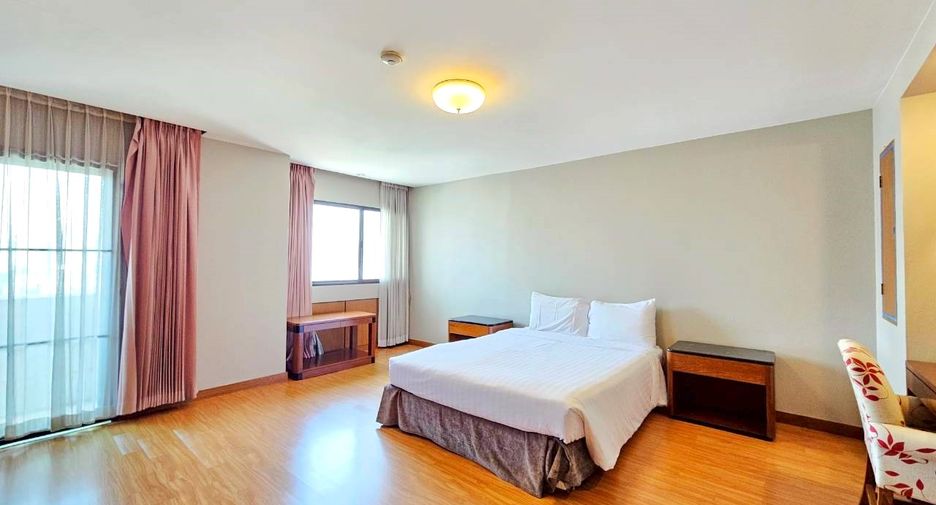 For rent 3 bedrooms condo in Watthana, Bangkok