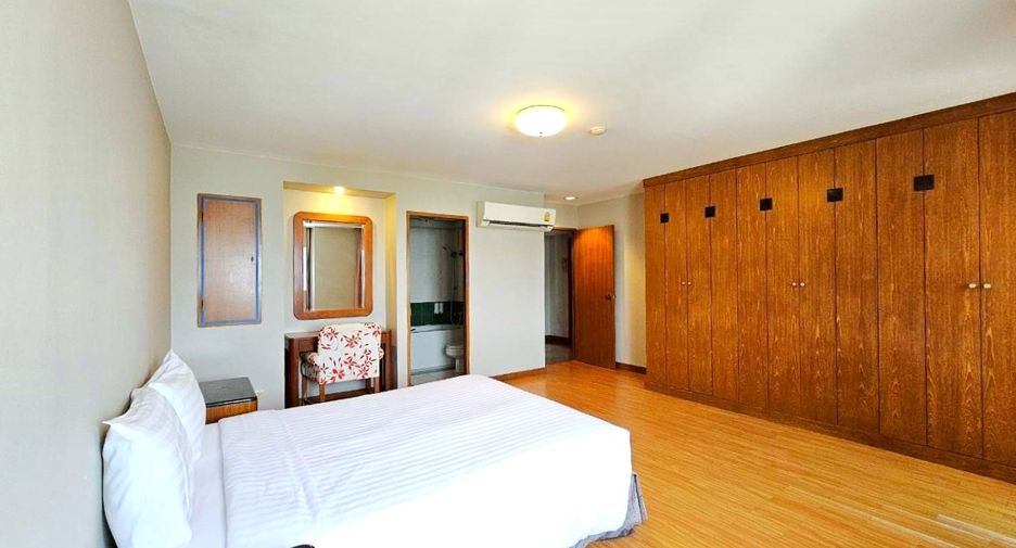 For rent 3 bedrooms condo in Watthana, Bangkok