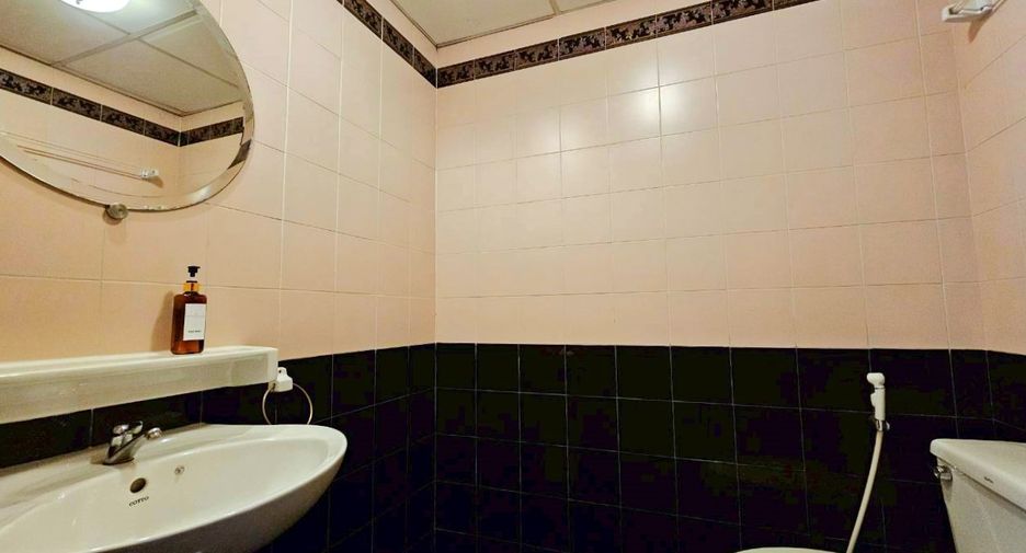 For rent 3 bedrooms condo in Watthana, Bangkok
