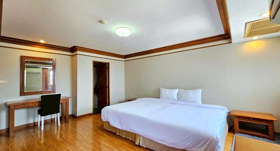 For rent 3 bedrooms condo in Watthana, Bangkok