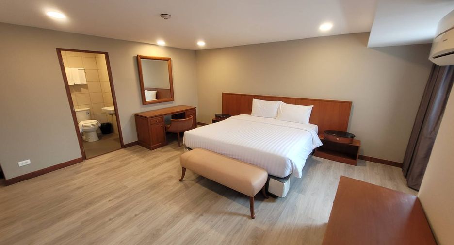 For rent 3 bedrooms condo in Watthana, Bangkok
