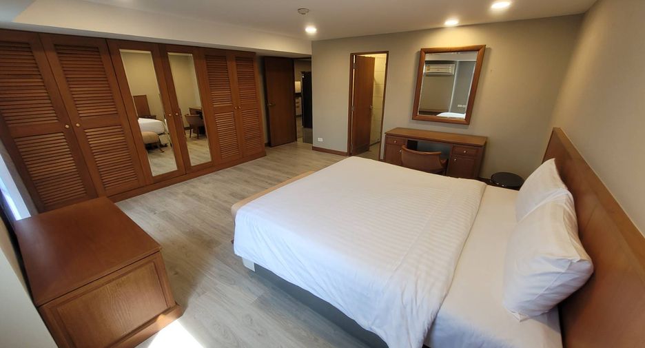 For rent 3 bedrooms condo in Watthana, Bangkok