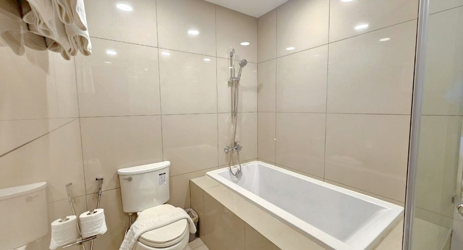 For rent 2 bedrooms condo in Watthana, Bangkok