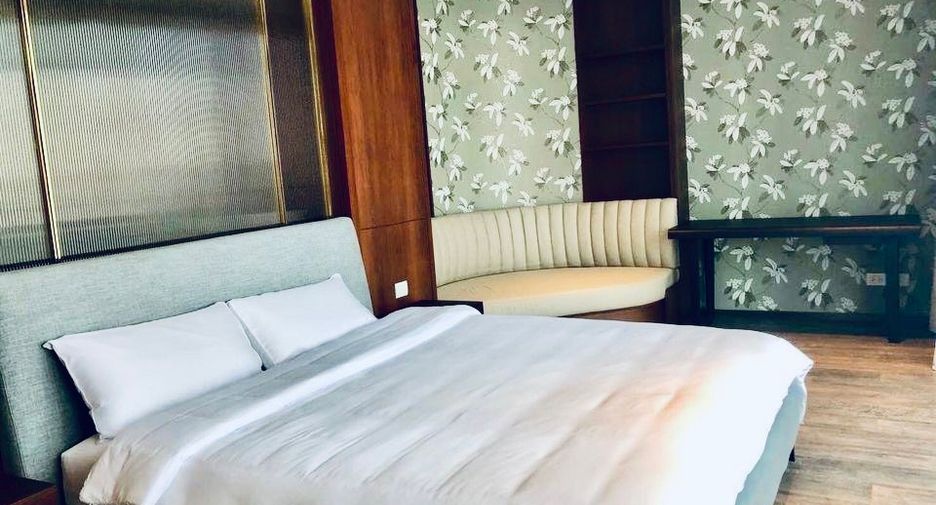 For rent 3 bedrooms condo in Pathum Wan, Bangkok