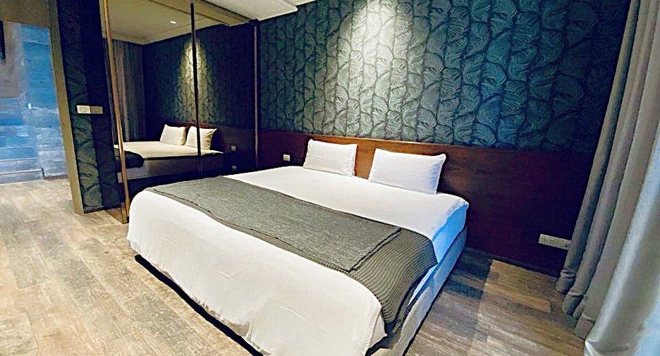For rent 3 bedrooms condo in Pathum Wan, Bangkok