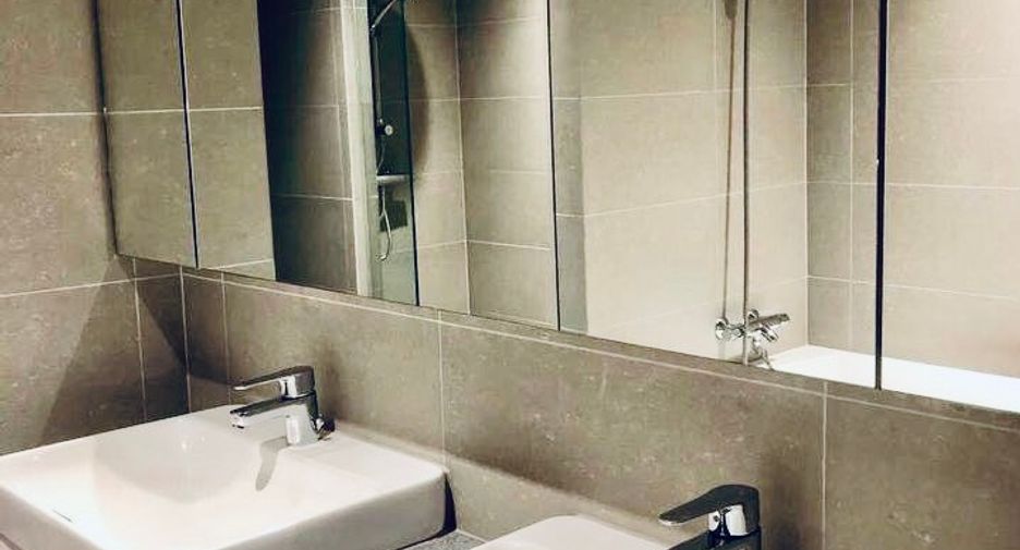 For rent 3 bedrooms condo in Pathum Wan, Bangkok
