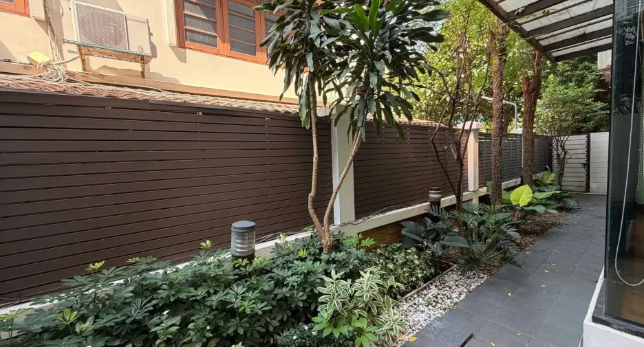 Casa en alquiler de 3 habitaciones en Khlong Toei, Bangkok
