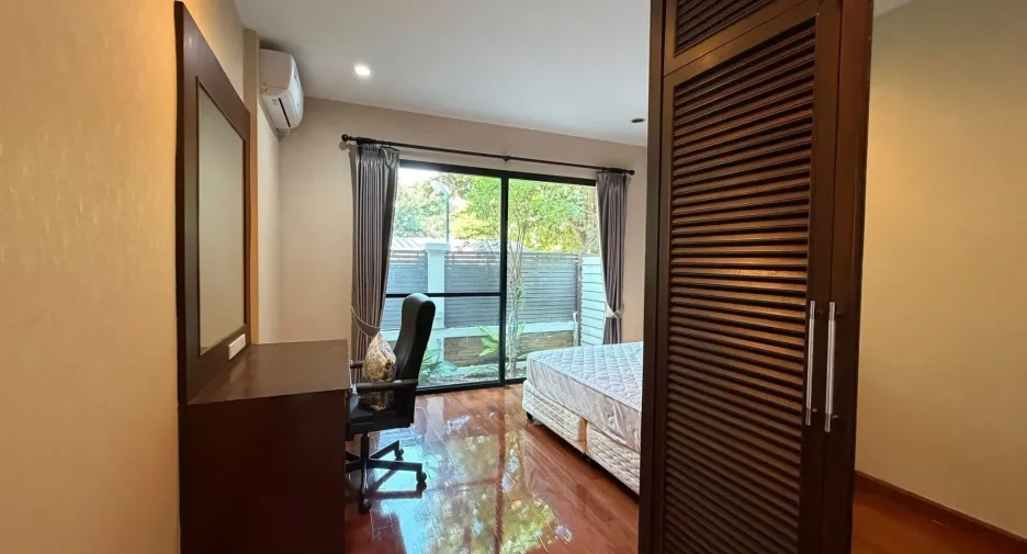 Casa en alquiler de 3 habitaciones en Khlong Toei, Bangkok