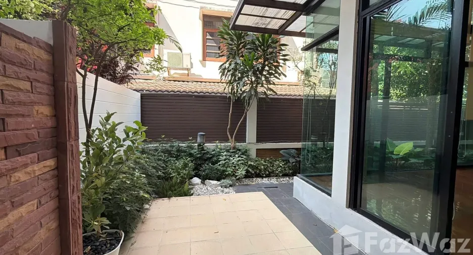 Casa en alquiler de 3 habitaciones en Khlong Toei, Bangkok