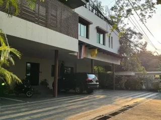 Casa en alquiler de 3 habitaciones en Khlong Toei, Bangkok
