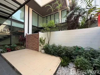 Casa en alquiler de 3 habitaciones en Khlong Toei, Bangkok