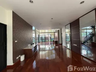 Casa en alquiler de 3 habitaciones en Khlong Toei, Bangkok