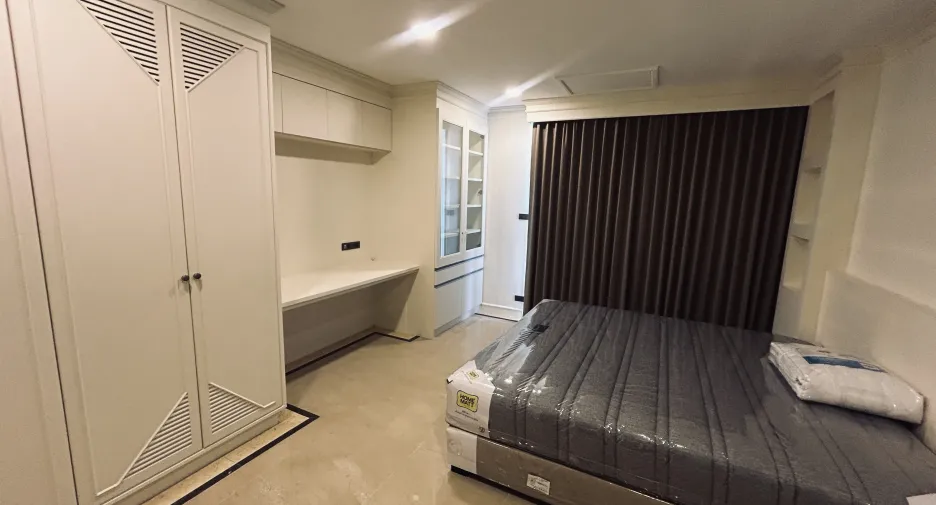 For rent 3 bedrooms condo in Sathon, Bangkok