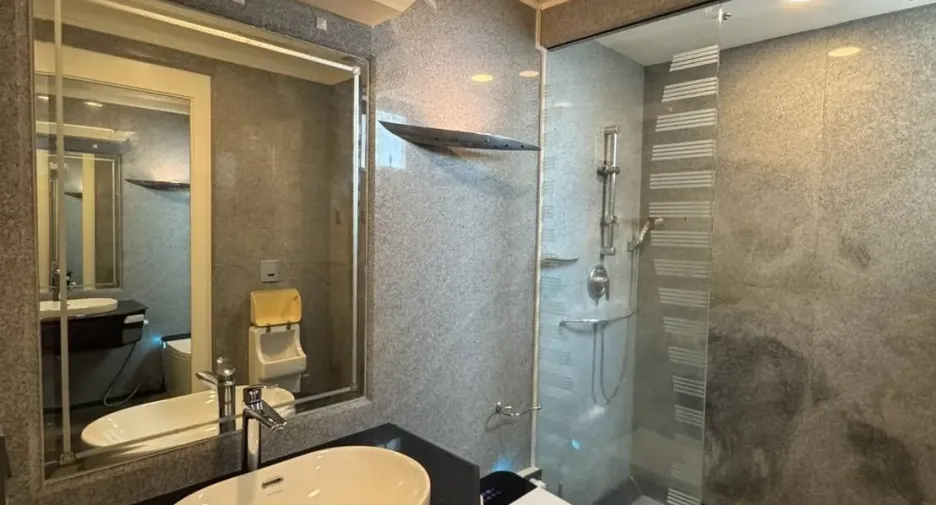 For rent 3 bedrooms condo in Sathon, Bangkok