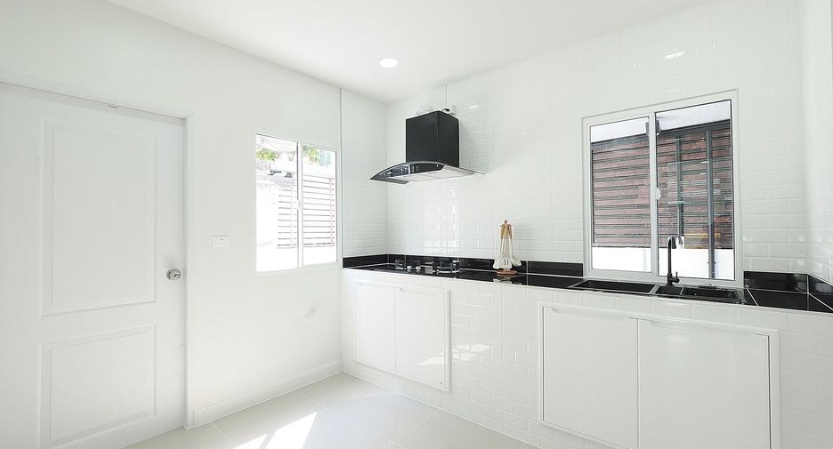 For sale 4 bedrooms house in Khlong Luang, Pathum Thani