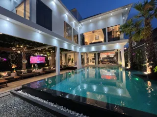 À vendre et à louer 8 chambres villa à Bang Lamung, Chonburi