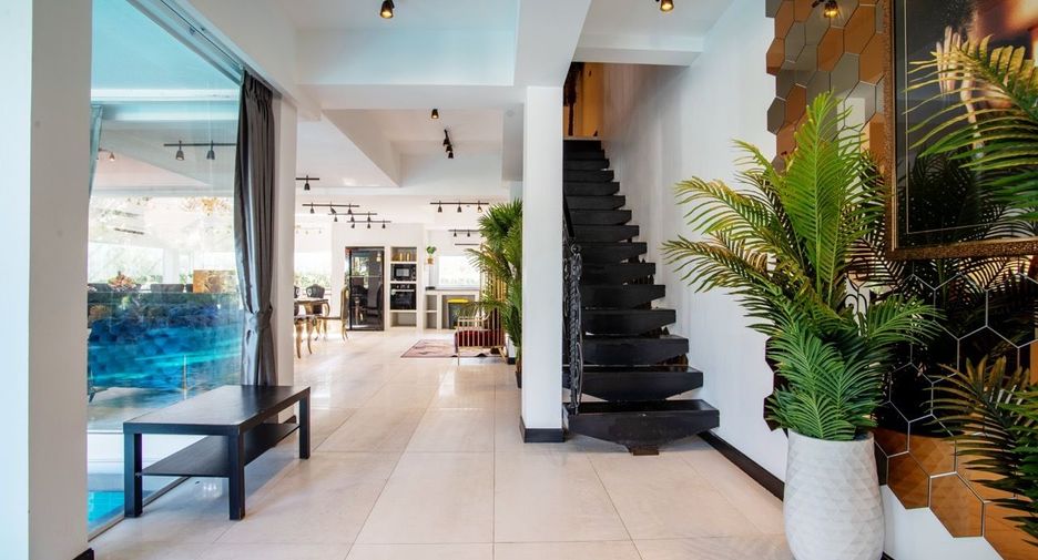 À vendre et à louer 8 chambres villa à Bang Lamung, Chonburi