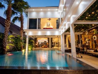 Villa en venta y en alquiler de 8 habitaciones en Bang Lamung, Chonburi