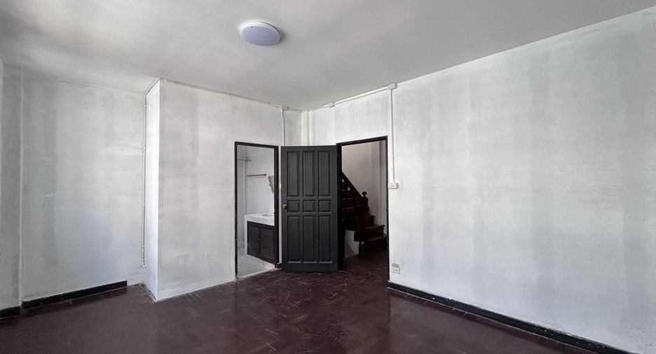 Casa adosada en alquiler de 5 habitaciones en Watthana, Bangkok