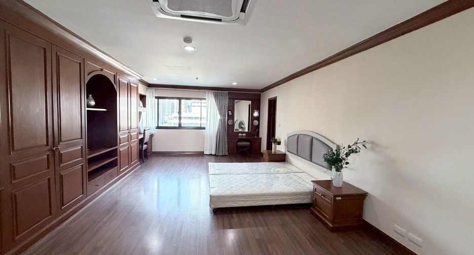 For rent 3 bedrooms apartment in Watthana, Bangkok
