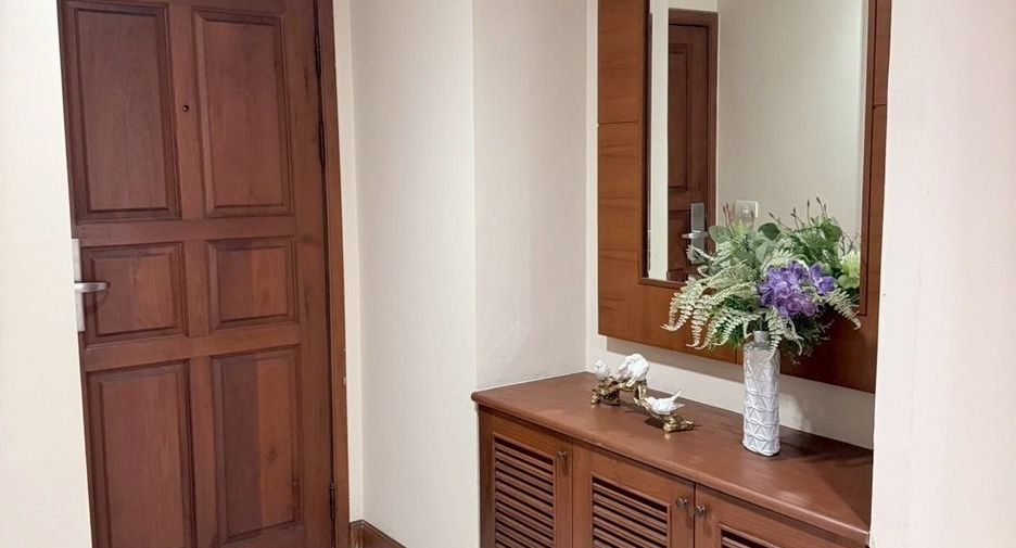 For rent 3 bedrooms apartment in Watthana, Bangkok