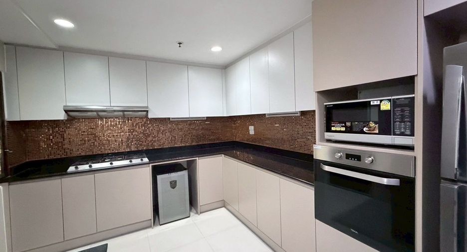 For rent 3 bedrooms apartment in Watthana, Bangkok