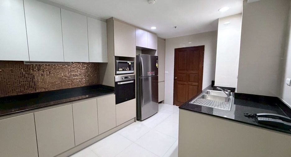 For rent 3 bedrooms apartment in Watthana, Bangkok