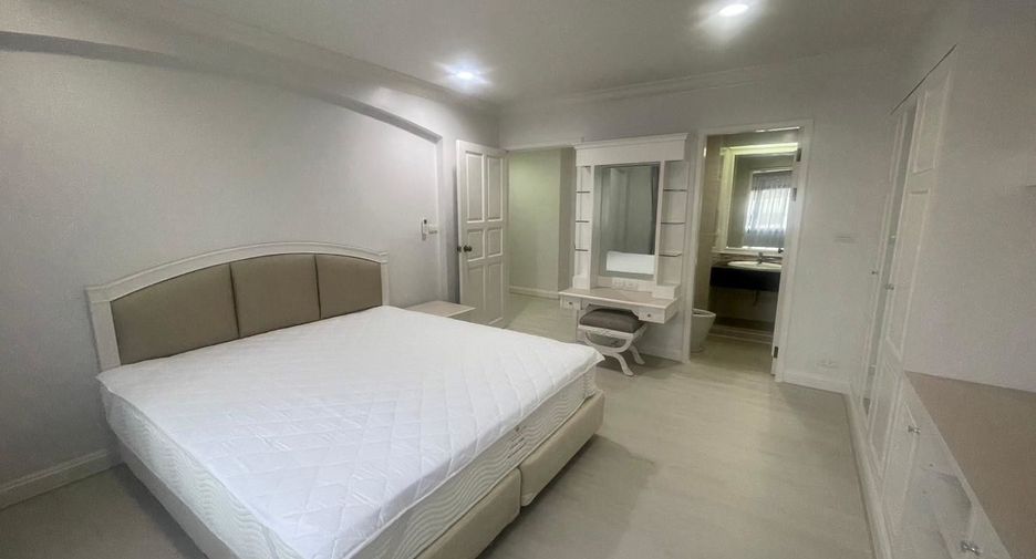 For rent 3 bedrooms apartment in Watthana, Bangkok