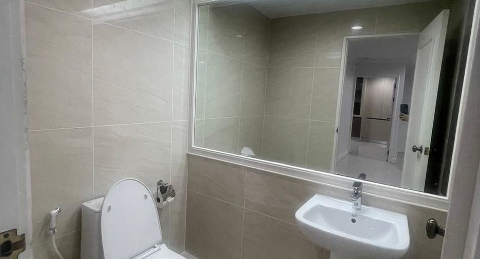 For rent 3 bedrooms apartment in Watthana, Bangkok
