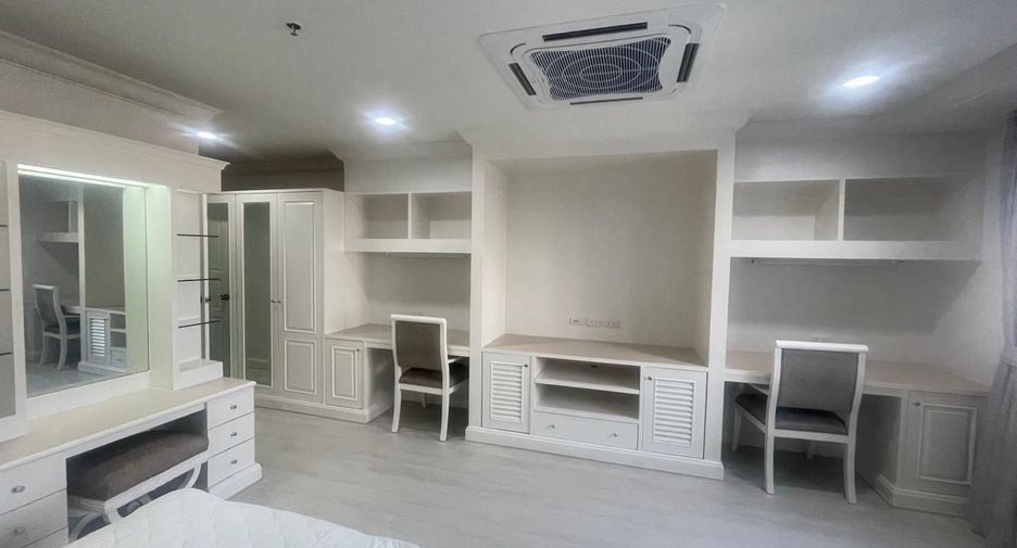 For rent 3 bedrooms apartment in Watthana, Bangkok