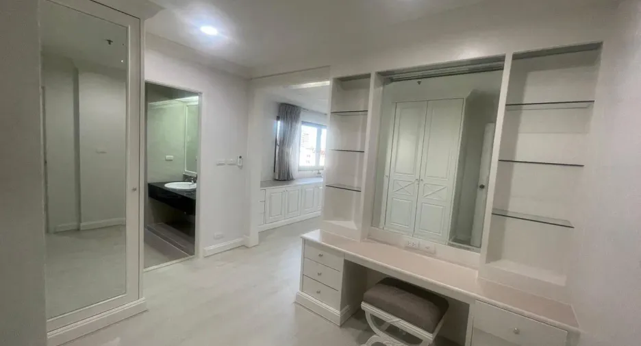 For rent 3 bedrooms apartment in Watthana, Bangkok