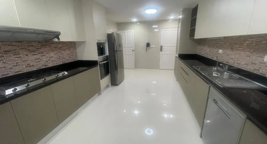 For rent 3 bedrooms apartment in Watthana, Bangkok