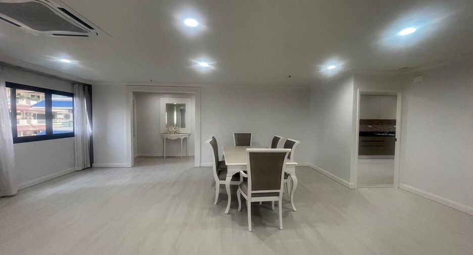 For rent 3 bedrooms apartment in Watthana, Bangkok