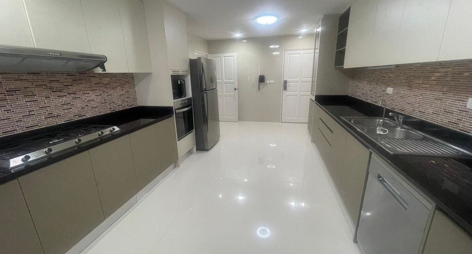 For rent 3 bedrooms apartment in Watthana, Bangkok