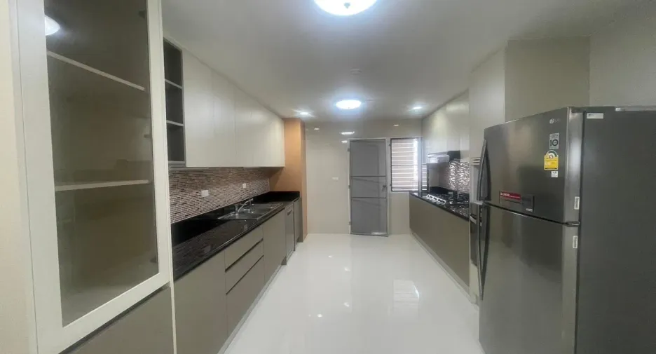 For rent 3 bedrooms apartment in Watthana, Bangkok