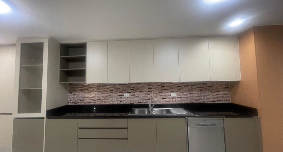 For rent 3 bedrooms apartment in Watthana, Bangkok