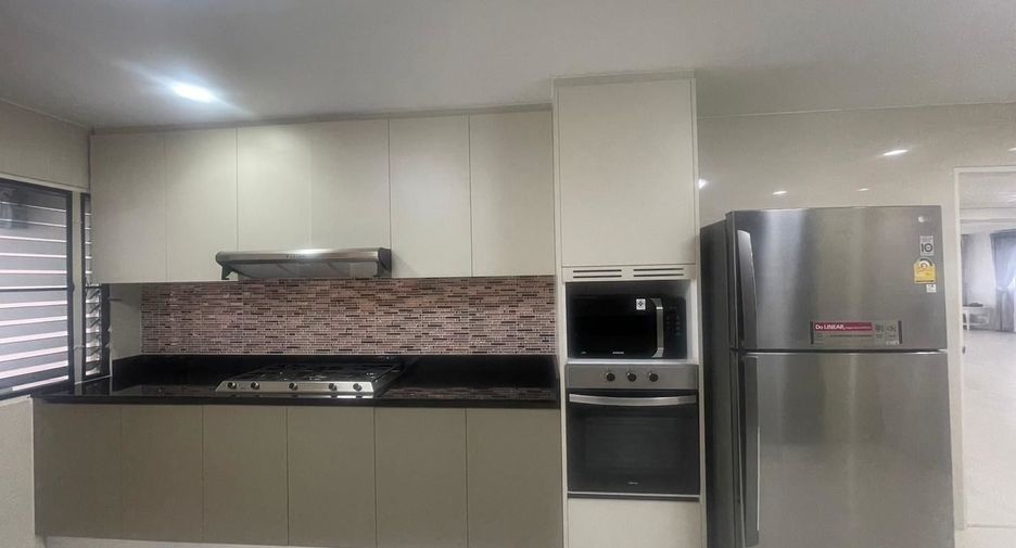 For rent 3 bedrooms apartment in Watthana, Bangkok