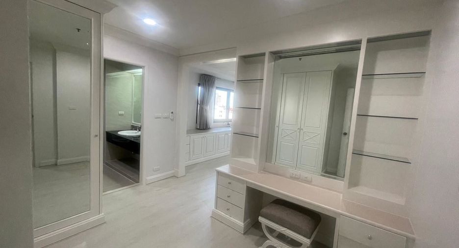 For rent 3 bedrooms apartment in Watthana, Bangkok
