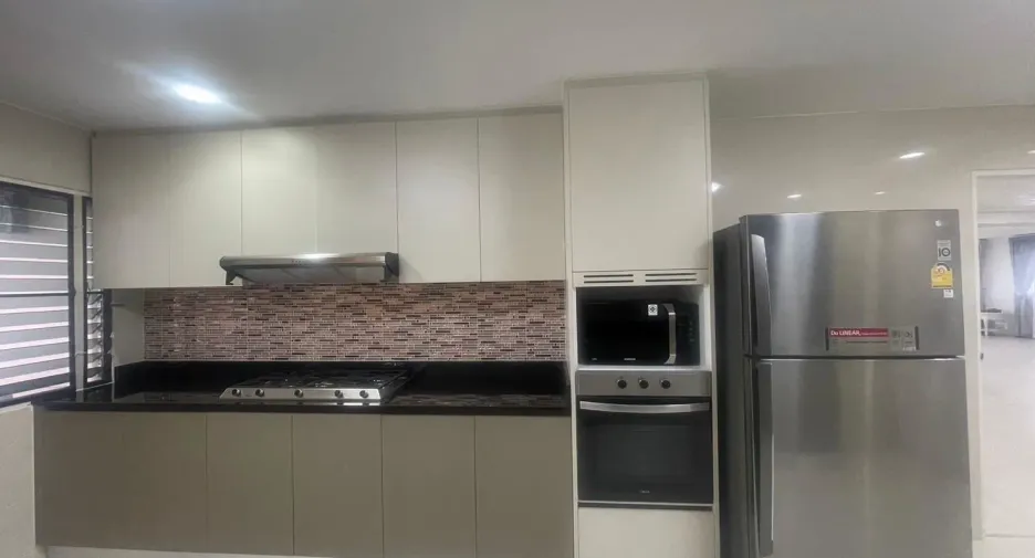 For rent 3 bedrooms apartment in Watthana, Bangkok