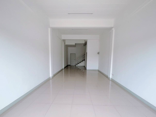 À vendre 3 chambres maison de ville à Nikhom Phatthana, Rayong