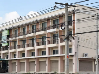 À vendre 3 chambres maison de ville à Nikhom Phatthana, Rayong