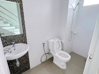 À vendre 3 chambres maison de ville à Nikhom Phatthana, Rayong