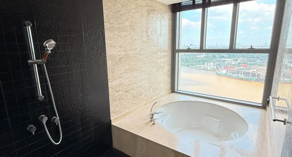 À vendre 3 chambres condo à Yan Nawa, Bangkok