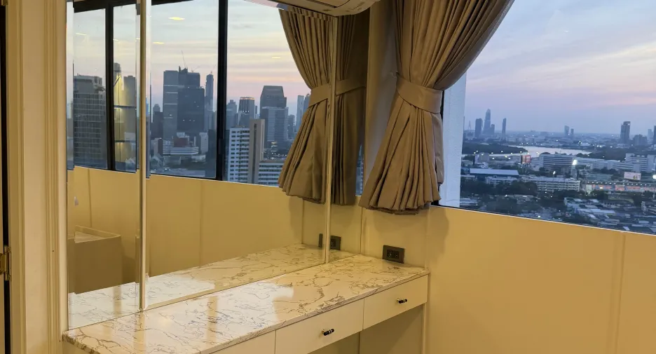 For rent 3 bedrooms condo in Khlong Toei, Bangkok