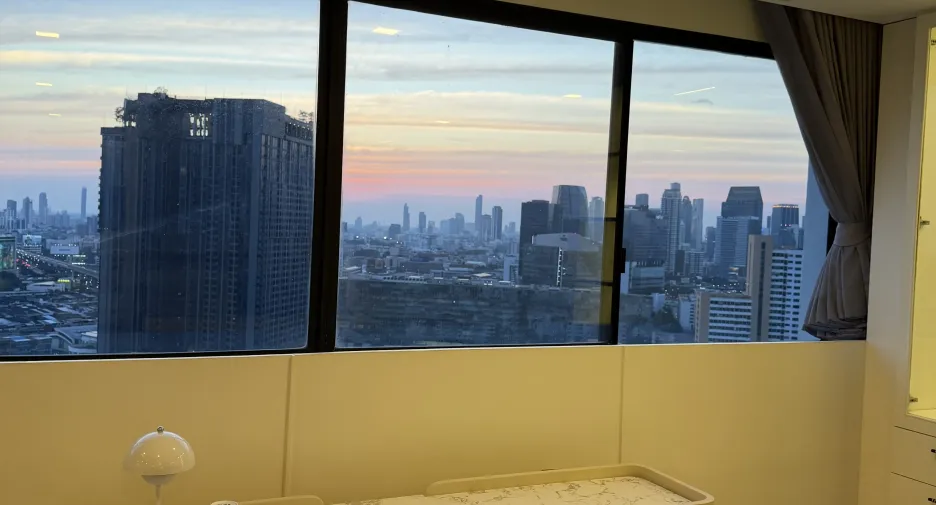 For rent 3 bedrooms condo in Khlong Toei, Bangkok