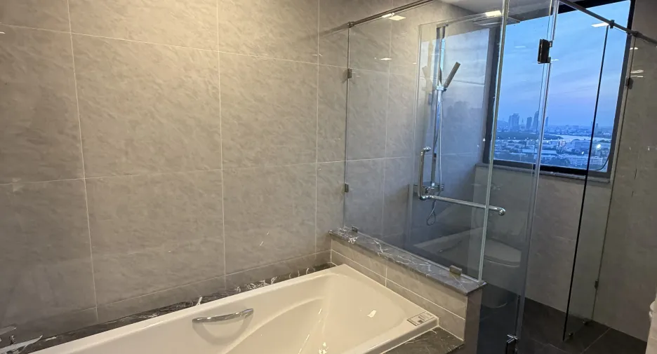 For rent 3 bedrooms condo in Khlong Toei, Bangkok