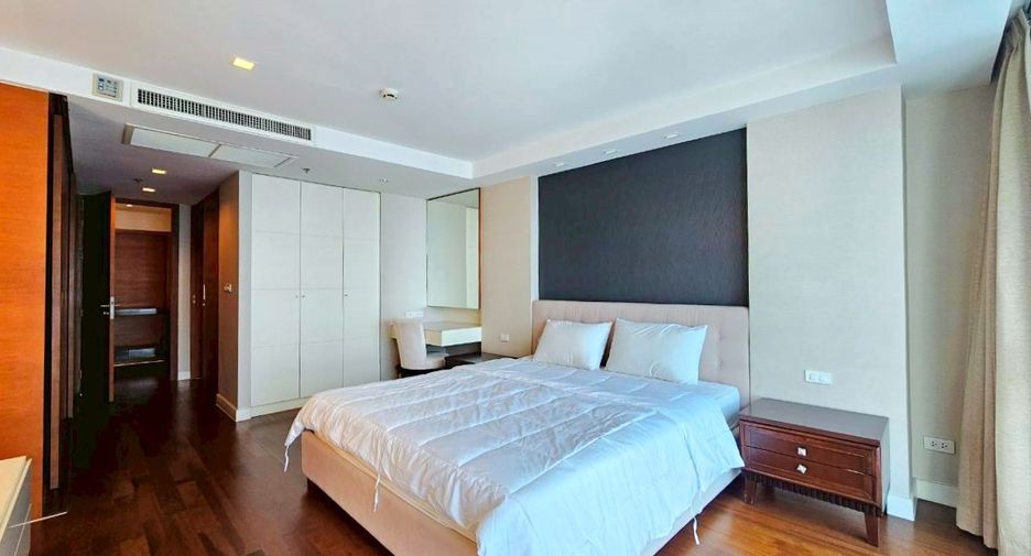For rent 2 bedrooms condo in Pathum Wan, Bangkok